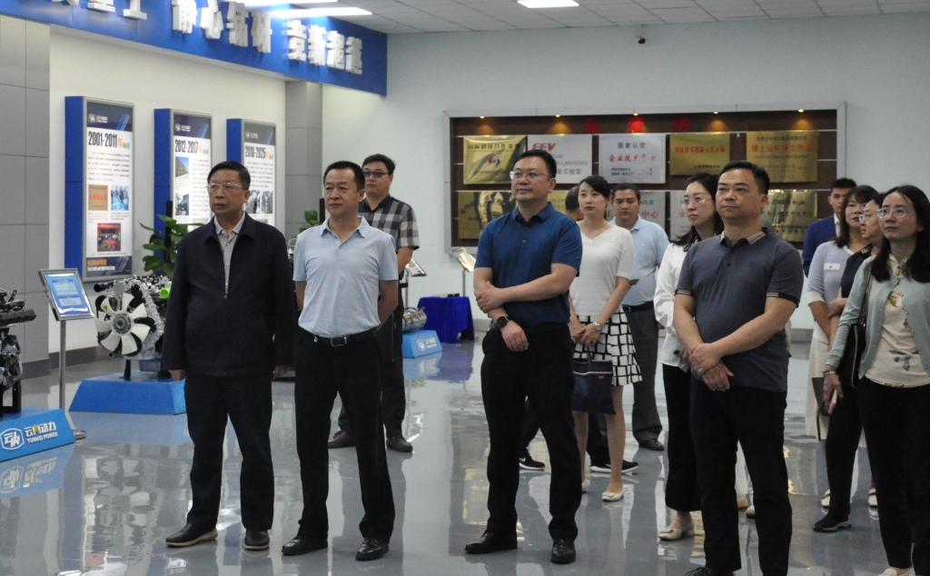 昆明市国资委党组书记王磊一行到云南银河浏览器Galaxy动力集团有限公司开展调研