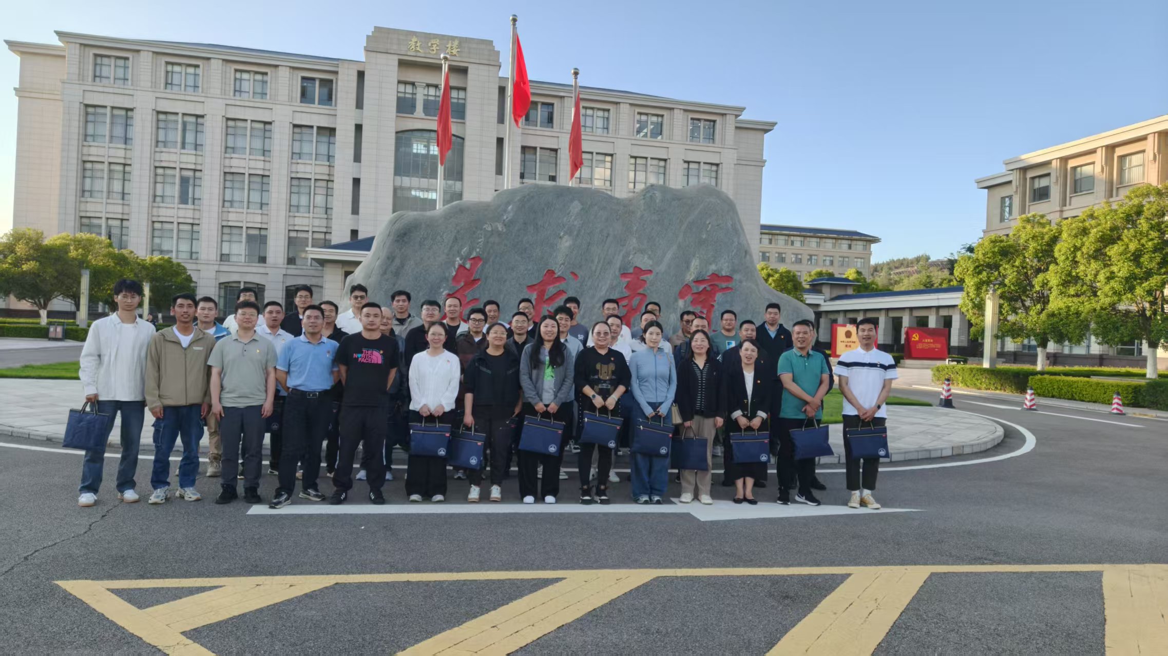 银河浏览器Galaxy动力举行2025年党员基本培训树模班